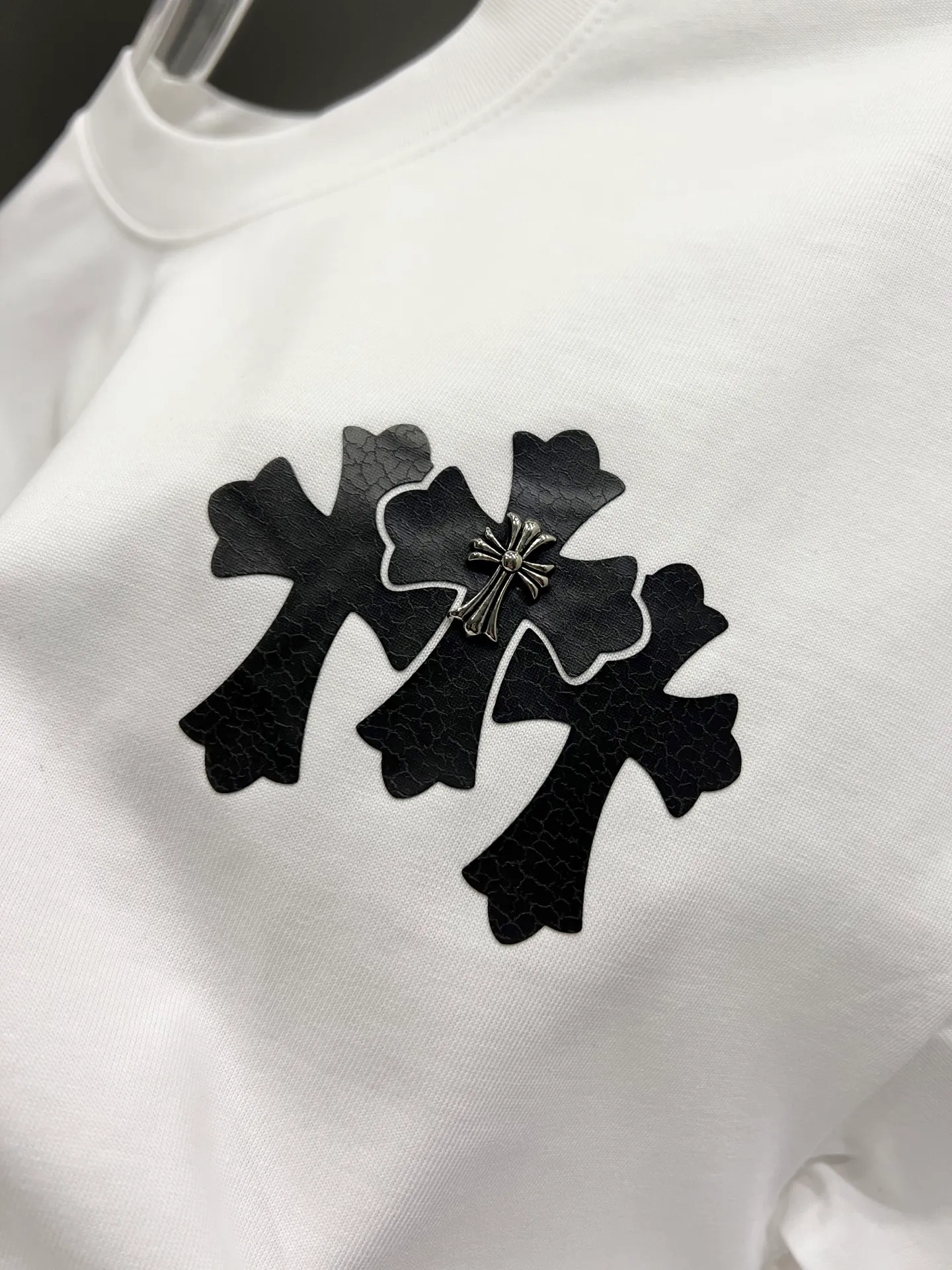 🅿️190 CH Crow 2025 Autumn and Winter New Short-sleeved T-shirt Cross leather craft Customized hardware metal + Middle Eastern Australian diamond design craft The real thing is great🔥Same style for men and women, loose version Size S M L XL XXL Five sizes black white